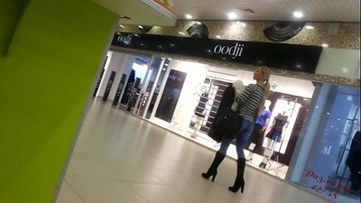 Cyw cwl yn yr archfarchnad.