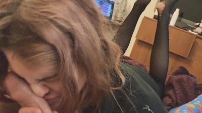 Dick gwddf, pantyhose wedi rhwygo a sodlau wedi rhwygo yn braf i'w cyfarfod